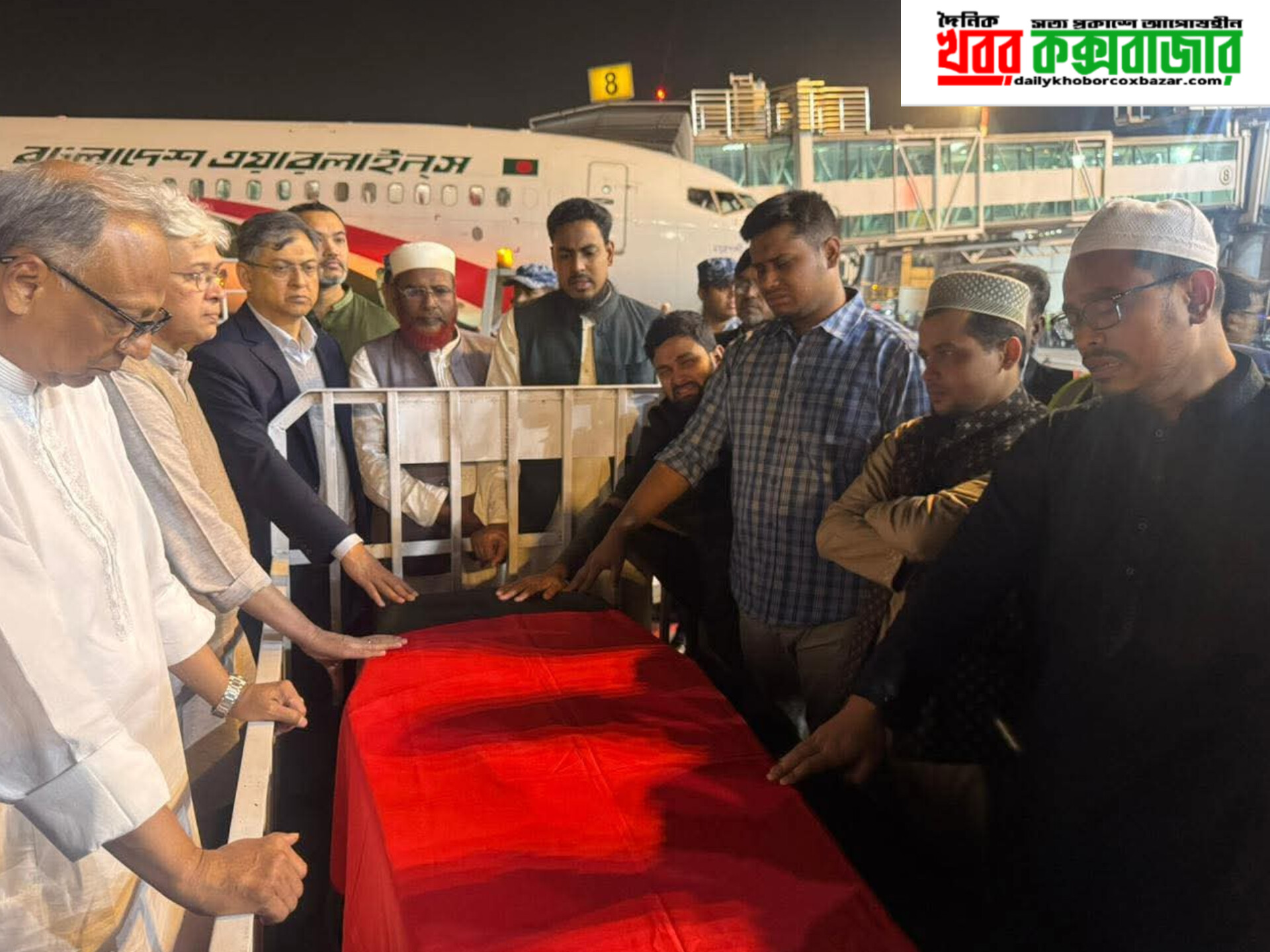 হাদির মরা দেহ বাংলাদেশ সরকার,রাজনৈতিক নেতা ও তার পরিবারের কাছে হস্তান্তর করা হয়েছে।