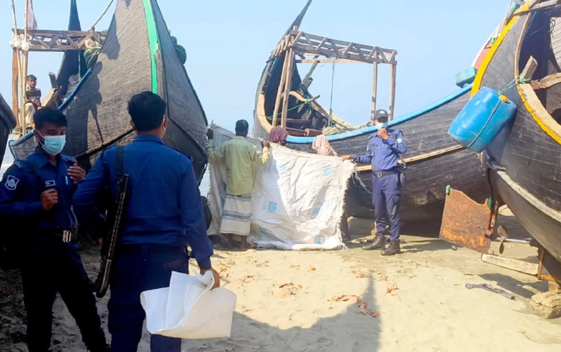 টেকনাফের মেরিন ড্রাইভ সৈকতে তরুণ-তরুণীর মরদেহ উদ্ধার