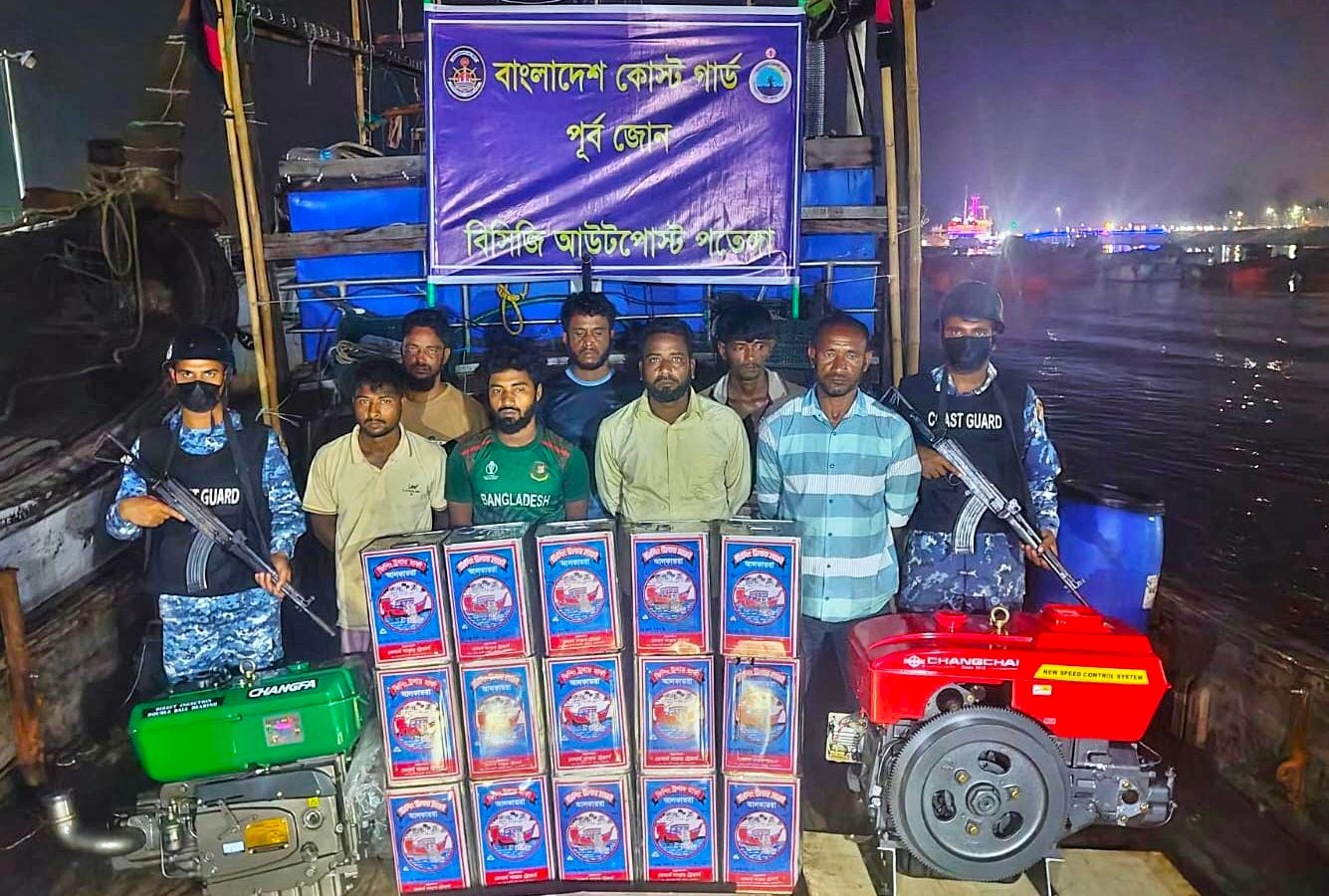 “মায়ানমারে পাচারের সময় ৪৮ লাখ টাকার ডিজেল-আলকাতরাসহ ৭ পাচারকারী আটক”
