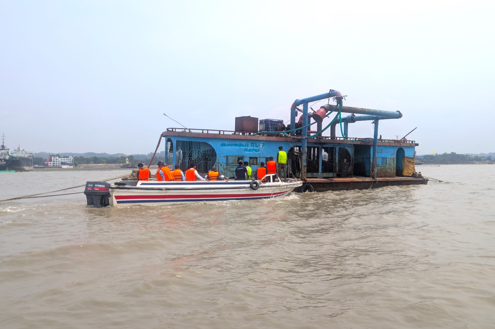 চট্টগ্রামের সীতাকুণ্ডে কোস্ট গার্ডের যৌথ অভিযানে অবৈধভাবে বালু উত্তোলনকালে ৫টি ড্রেজারসহ ৫ জন দুষ্কৃতিকারী আটক।