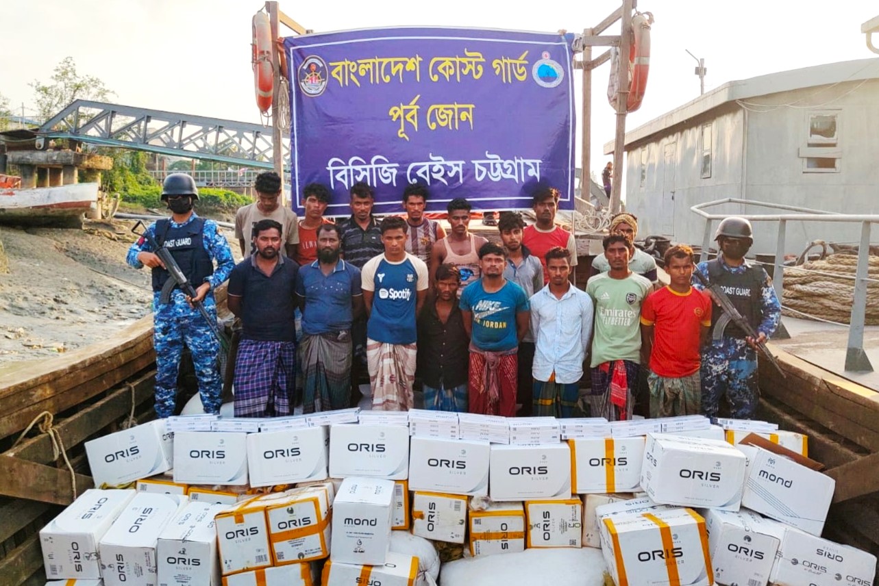 কর্ণফুলী নদীতে ধরা পড়ল ৬২ লাখ টাকার বিদেশি সিগারেট ও শুঁটকি, আটক ১৬