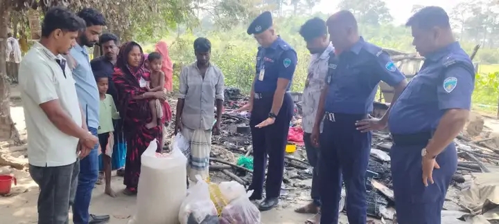 আগুনে সর্বস্ব হারানো পরিবারকে সহায়তার হাত বাড়ালেন ঈদগাঁওয়ের ওসি