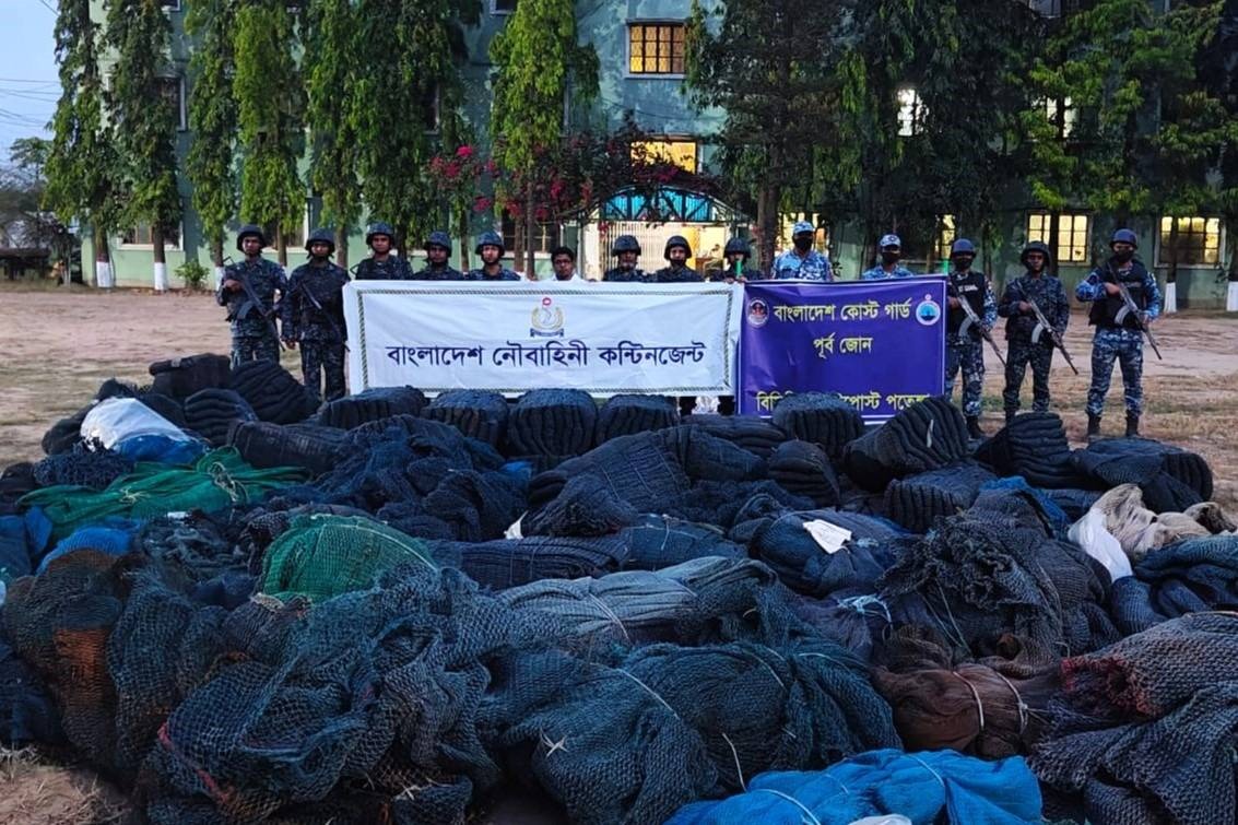 চট্টগ্রামের কর্ণফুলীতে যৌথ অভিযানে ৩১২ কোটি টাকা মূল্যের বিপুল পরিমাণ অবৈধ জাল জব্দ করেছে কোস্ট গার্ড।