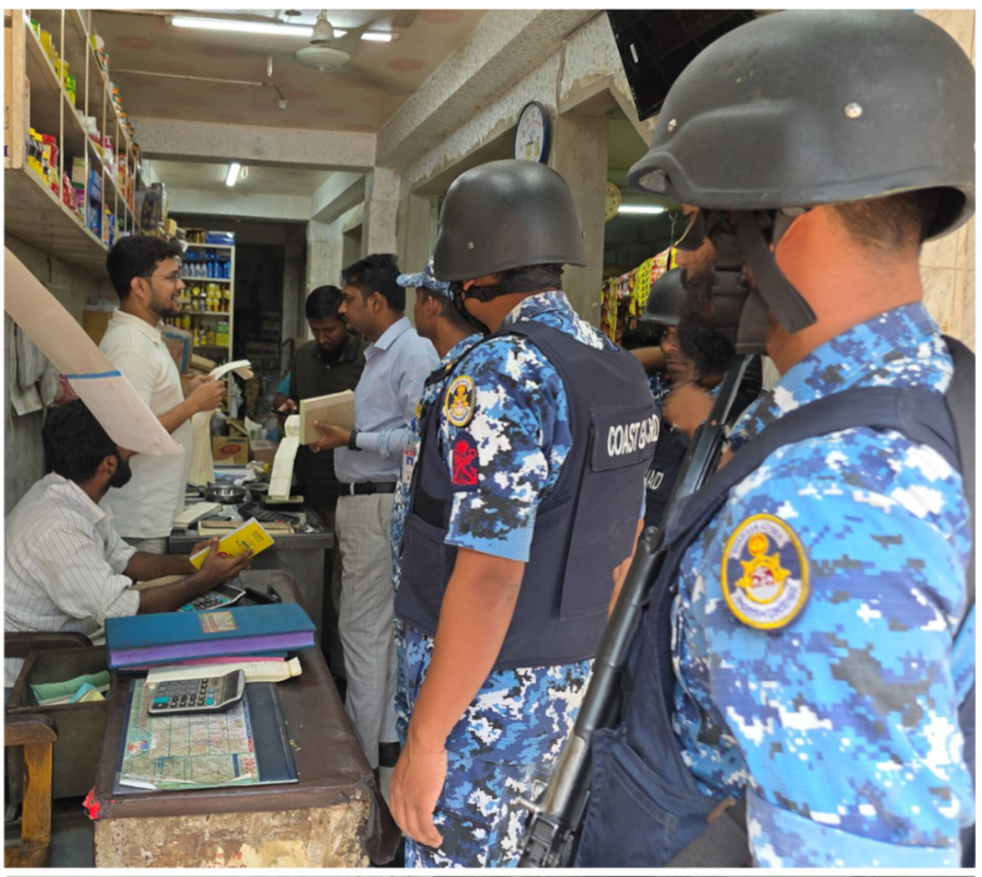 অতিরিক্ত দাম ও অস্বাস্থ্যকর পরিবেশে তেল-খাদ্য মজুদ: খাতুনগঞ্জে কোস্ট গার্ডের ধরপাকড়