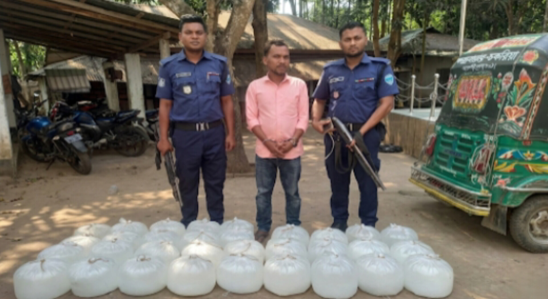 রামু থানা পুলিশের অভিযানে ২০০ লিটার দেশীয় চোলাই মদ উদ্ধার, একজন গ্রেফতার