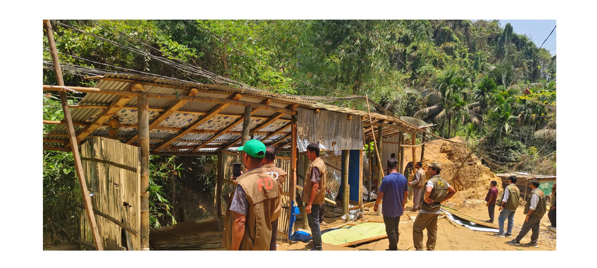 কক্সবাজারের সংরক্ষিত বনভূমিতে অবৈধ স্থাপনা উচ্ছেদ, ভূমিদস্যুদের বিরুদ্ধে চলমান বন বিভাগের কঠোর অভিযান