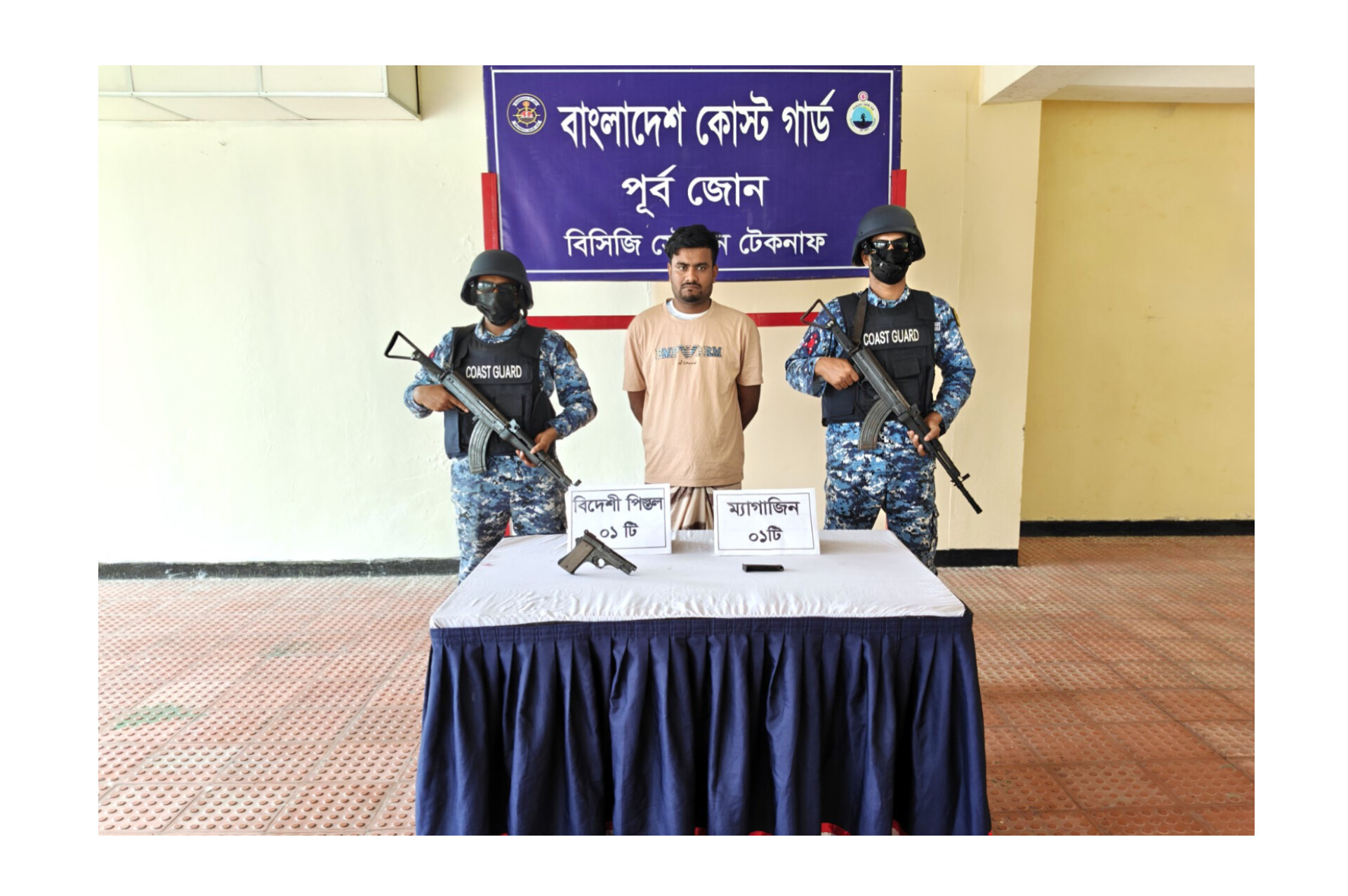 কক্সবাজারের টেকনাফে বিদেশি পিস্তলসহ ১জন কুখ্যাত মানবপাচারকারীকে আটক করেছে কোস্ট গার্ড।