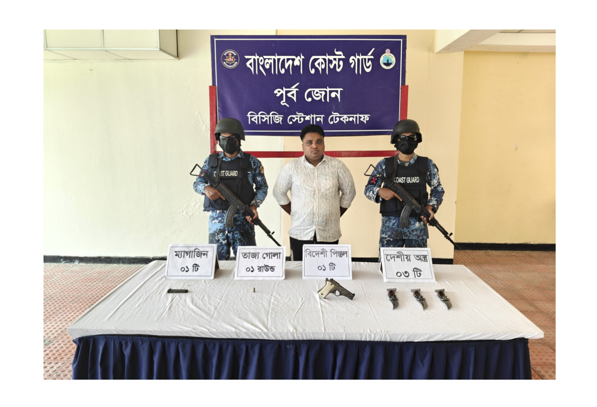 টেকনাফে অস্ত্রসহ কুখ্যাত ‘ডন রাসেল’ আটক: ৮ মামলার আসামির কাছে মিলল বিদেশি পিস্তল