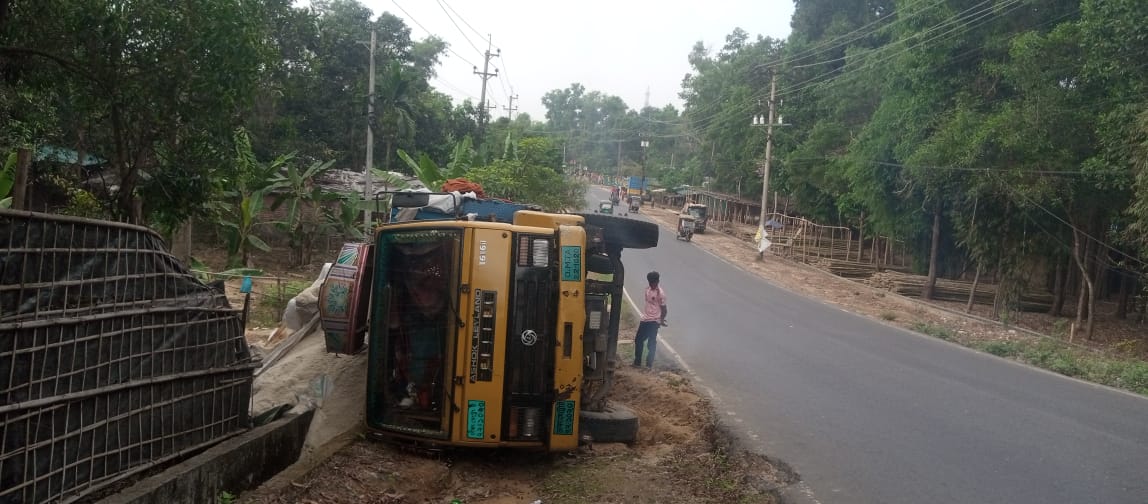 উখিয়ায় লবণের ট্রাক নিয়ন্ত্রণ হারিয়ে খাদে, আহত ৩ জন