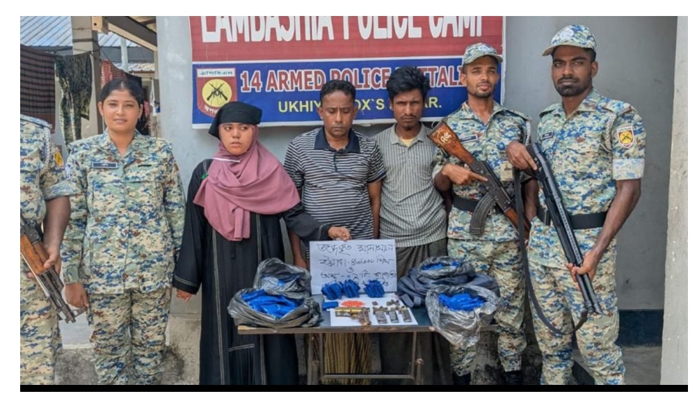 কক্সবাজারের উখিয়ার রোহিঙ্গা ক্যাম্পে ইয়াবা, বিদেশি পিস্তল ও গুলিসহ তিনজন আটক