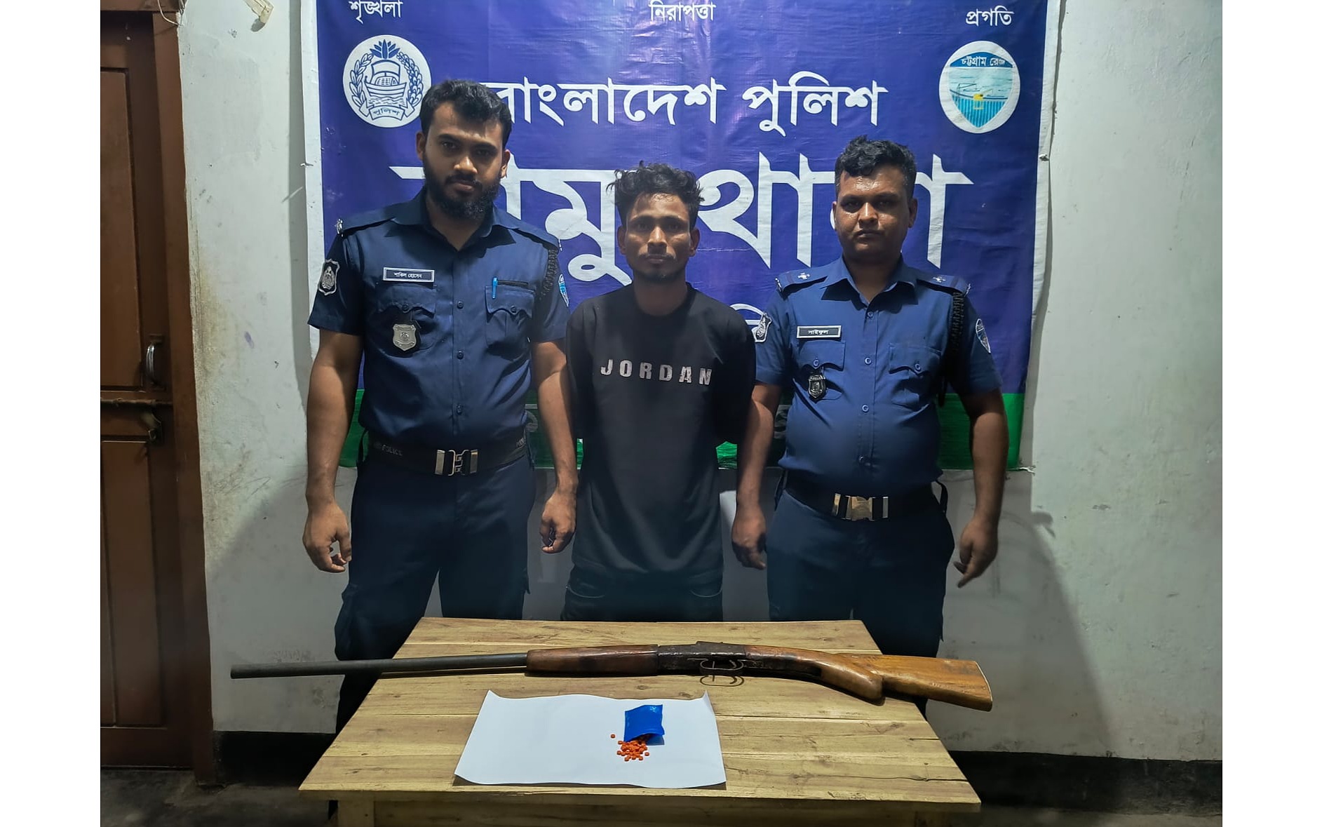 রামুতে পুলিশের সফল অভিযান: দেশীয় বন্দুক ও ইয়াবাসহ কুখ্যাত ডাকাত সেলিম গ্রেফতার
