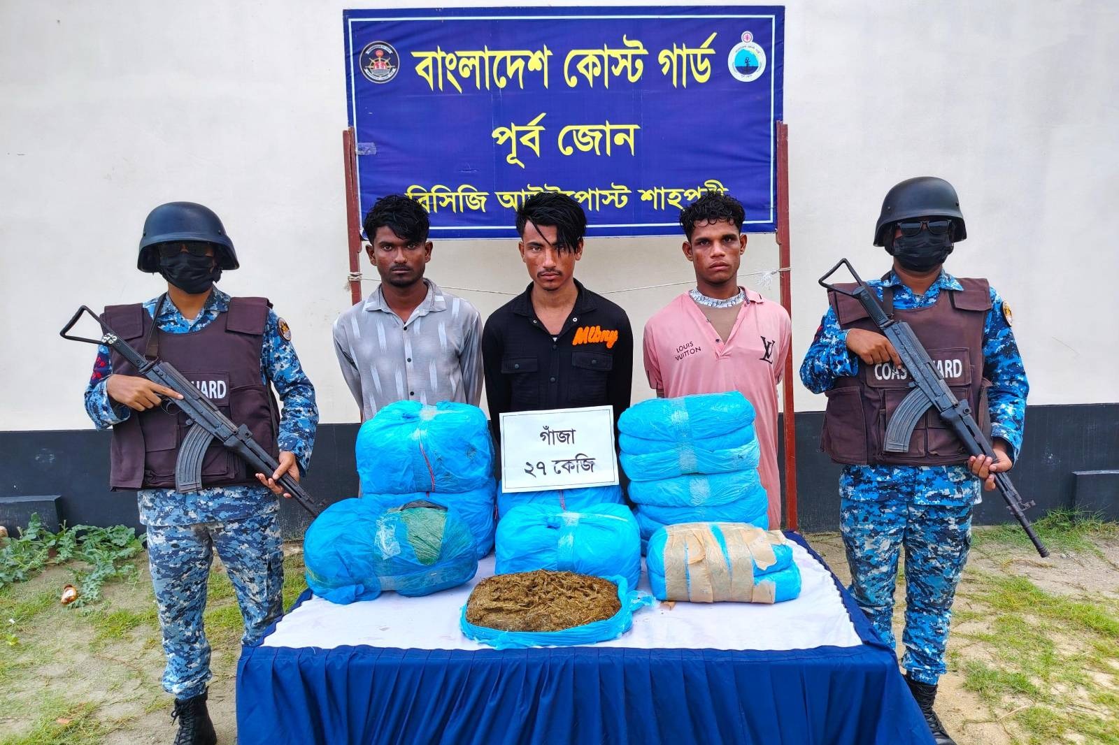 টেকনাফে কোস্ট গার্ডের অভিযান: ৮০ হাজার ইয়াবাসহ মাদক কারবারি আটক