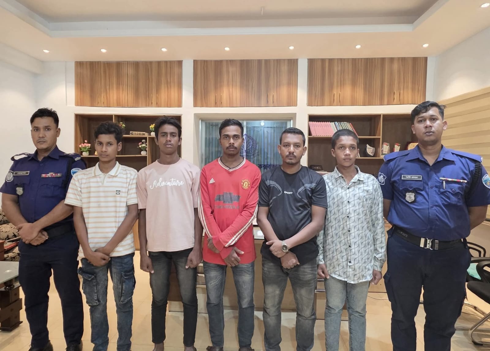 টেকনাফ থানা, এসআই মোরশেদের সাহসিকতায় স্বস্তি :চকরিয়া থেকে অপহৃত ৫ জন জীবিত উদ্ধার