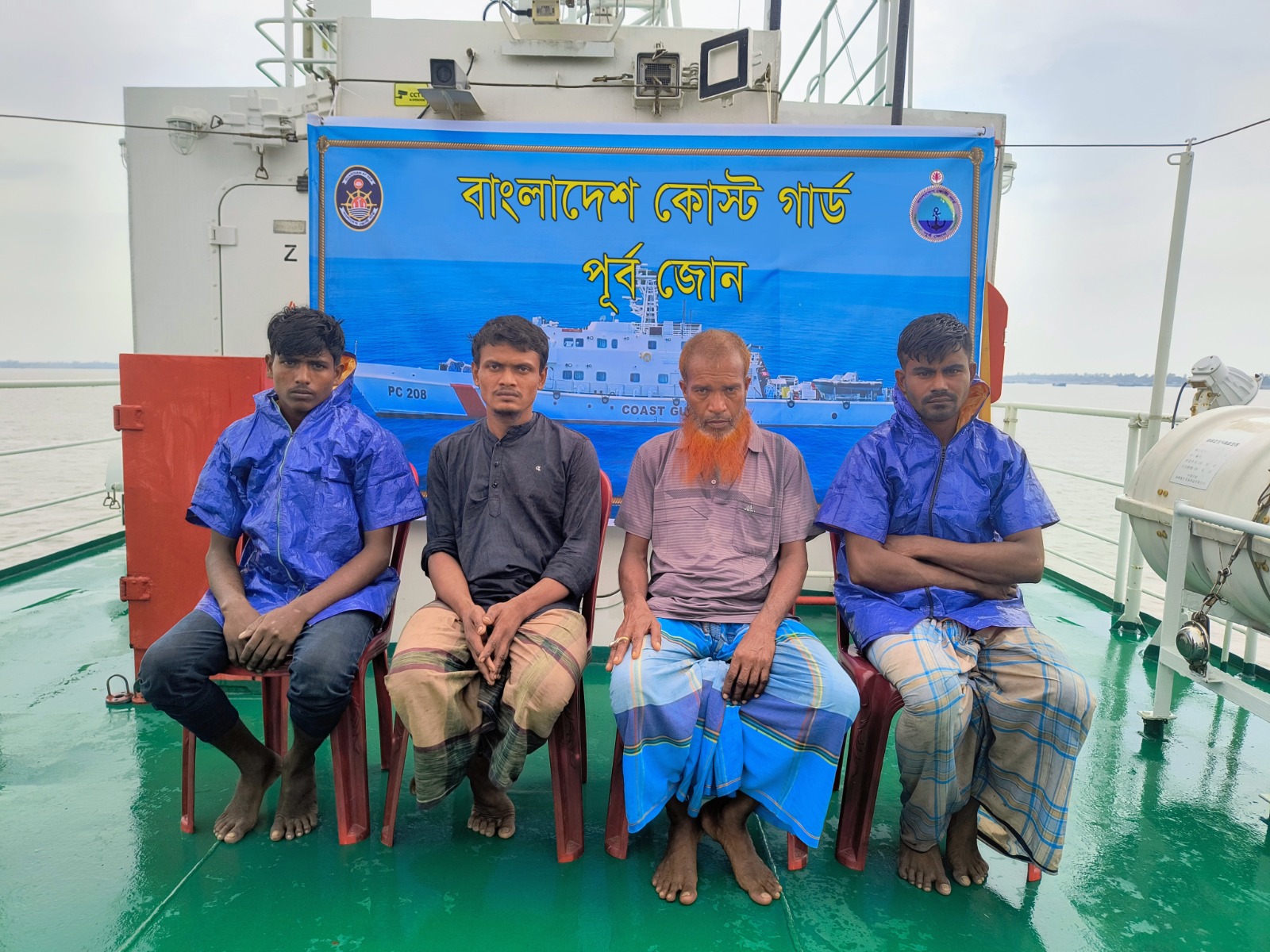কুতুবদিয়ায় সমুদ্রে ২ দিন ভাসমান ৪ জেলেকে জীবিত উদ্ধার করল কোস্ট গার্ড