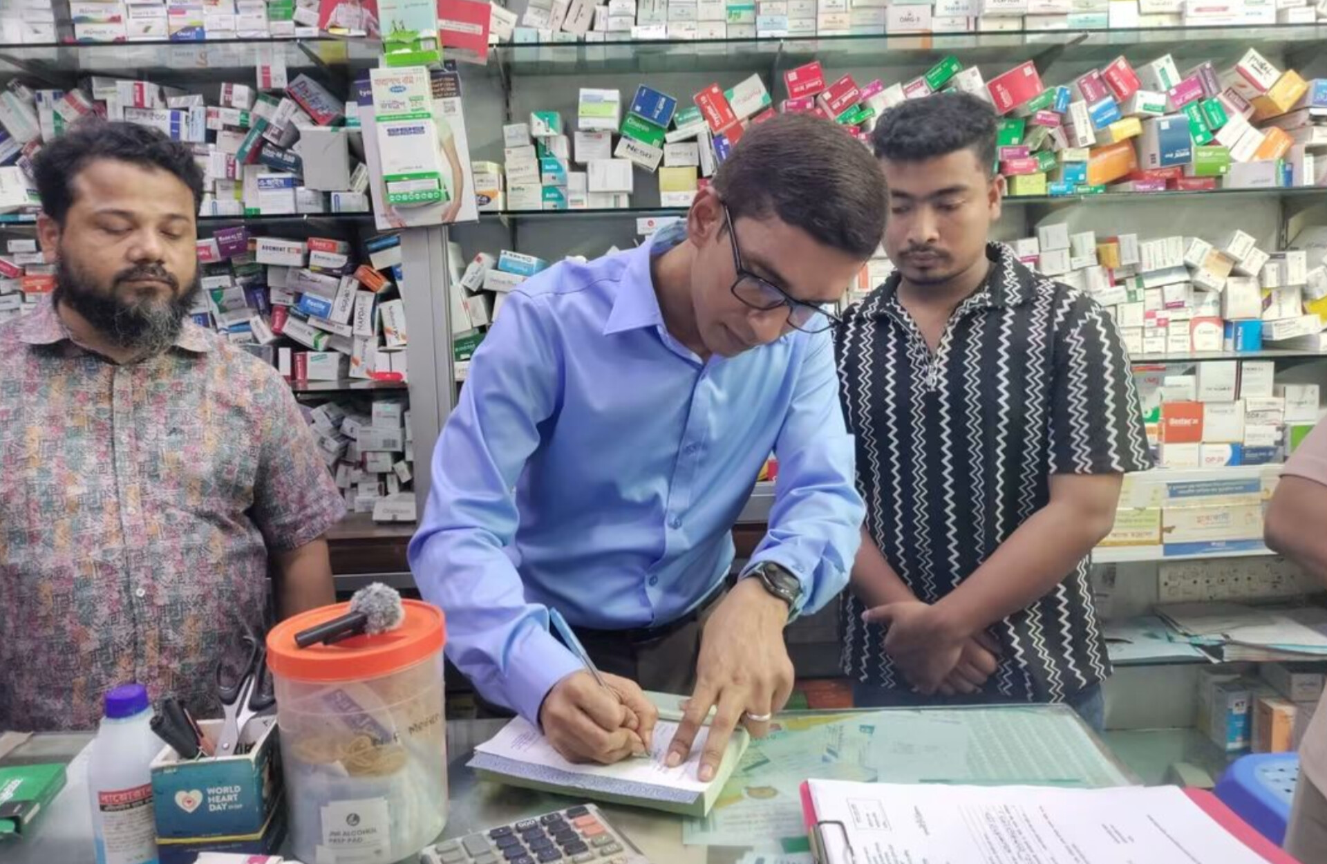 হাসপাতাল সড়কে অভিযান: মেয়াদোত্তীর্ণ ওষুধের দায়ে ২০ হাজার টাকা জরিমানা