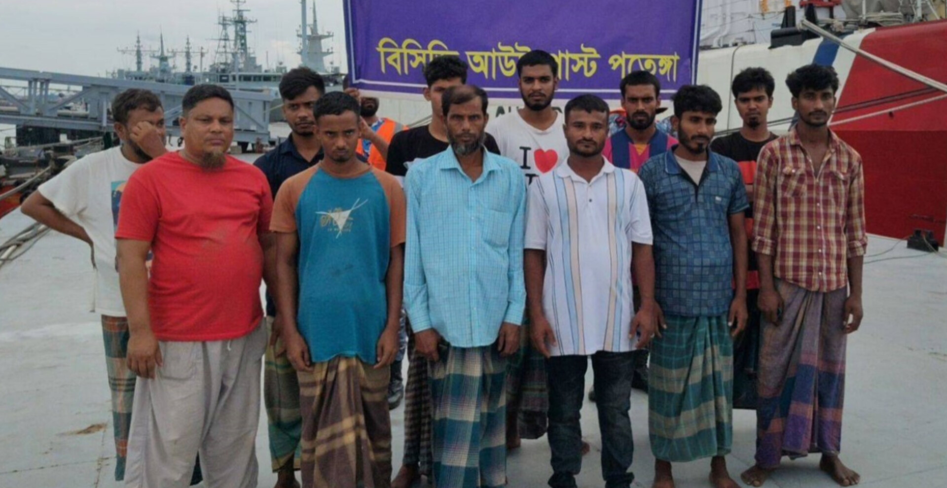 কর্ণফুলী চ্যানেলে লাইটার জাহাজ ডুবি, কোস্ট গার্ডের অভিযানে ১২ ক্রুই জীবিত উদ্ধার