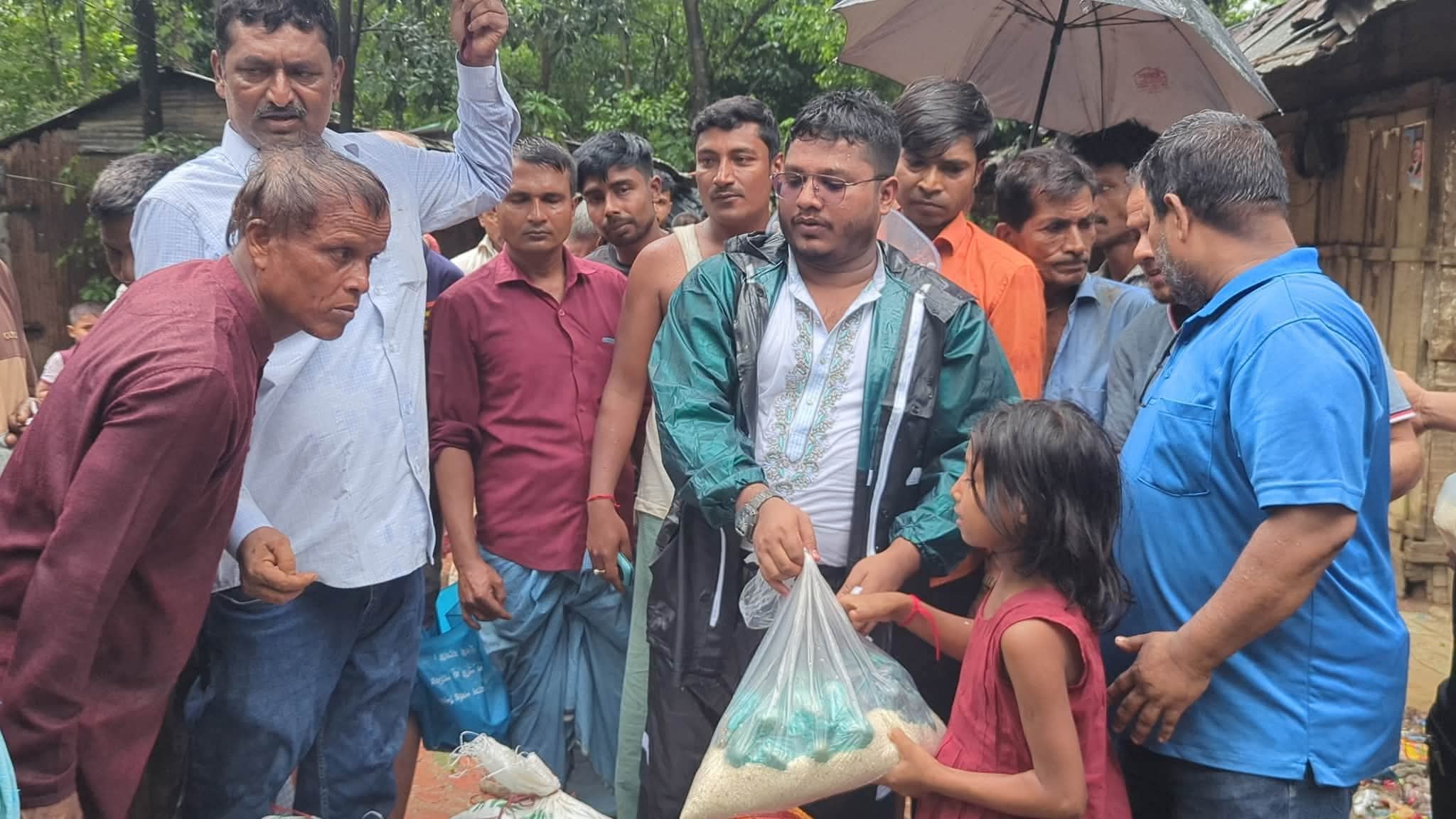 রামুর ৪ ইউনিয়নে স্বরাষ্ট্রমন্ত্রী সালাহউদ্দিন আহমেদের পক্ষে ডা. মোহাম্মদুল হক জনির ত্রাণ বিতরণ