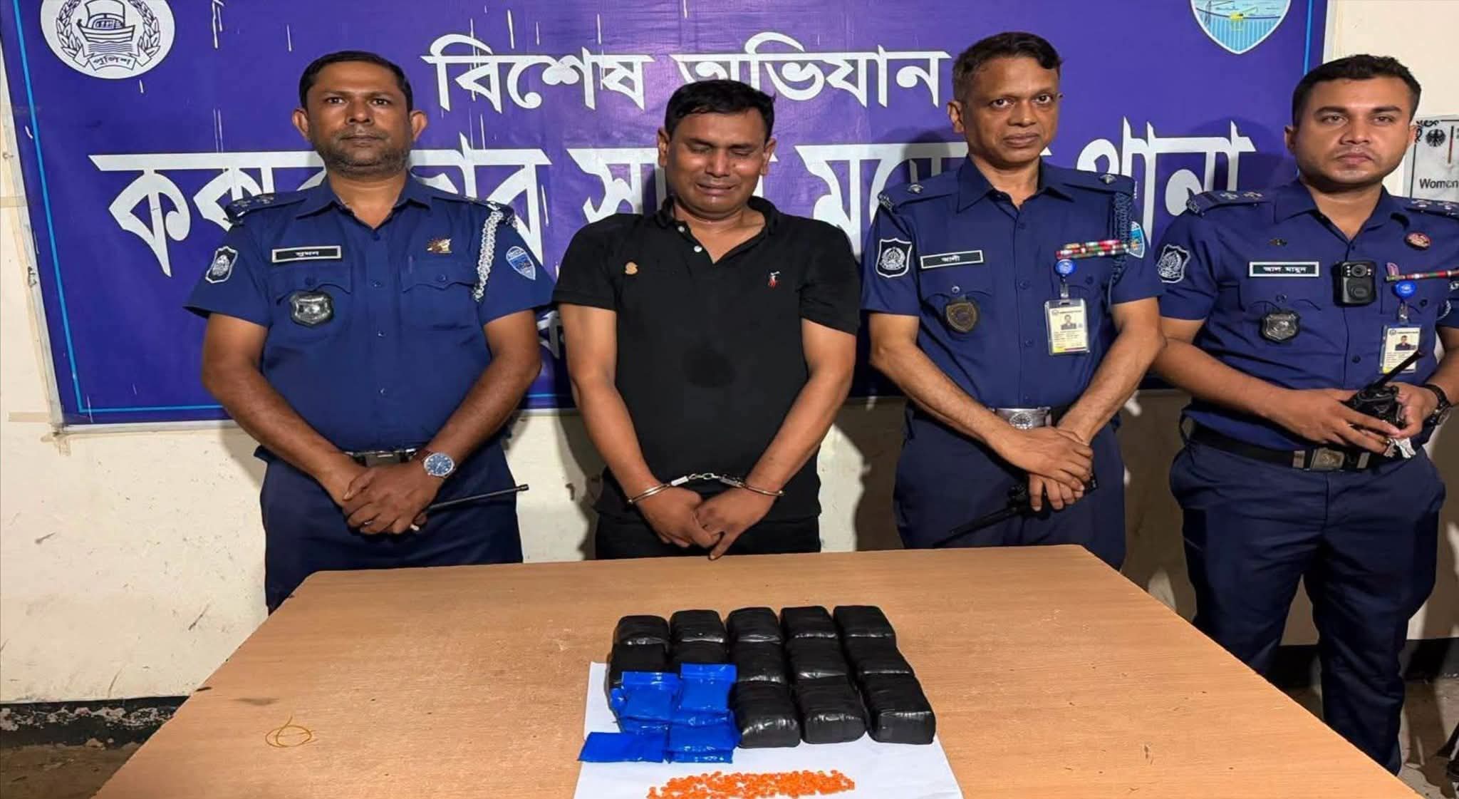 কক্সবাজারে সেনাবাহিনীর স্টিকারযুক্ত গাড়ি থেকে ২৮ হাজার ইয়াবাসহ সাবেক সেনাসদস্য আটক