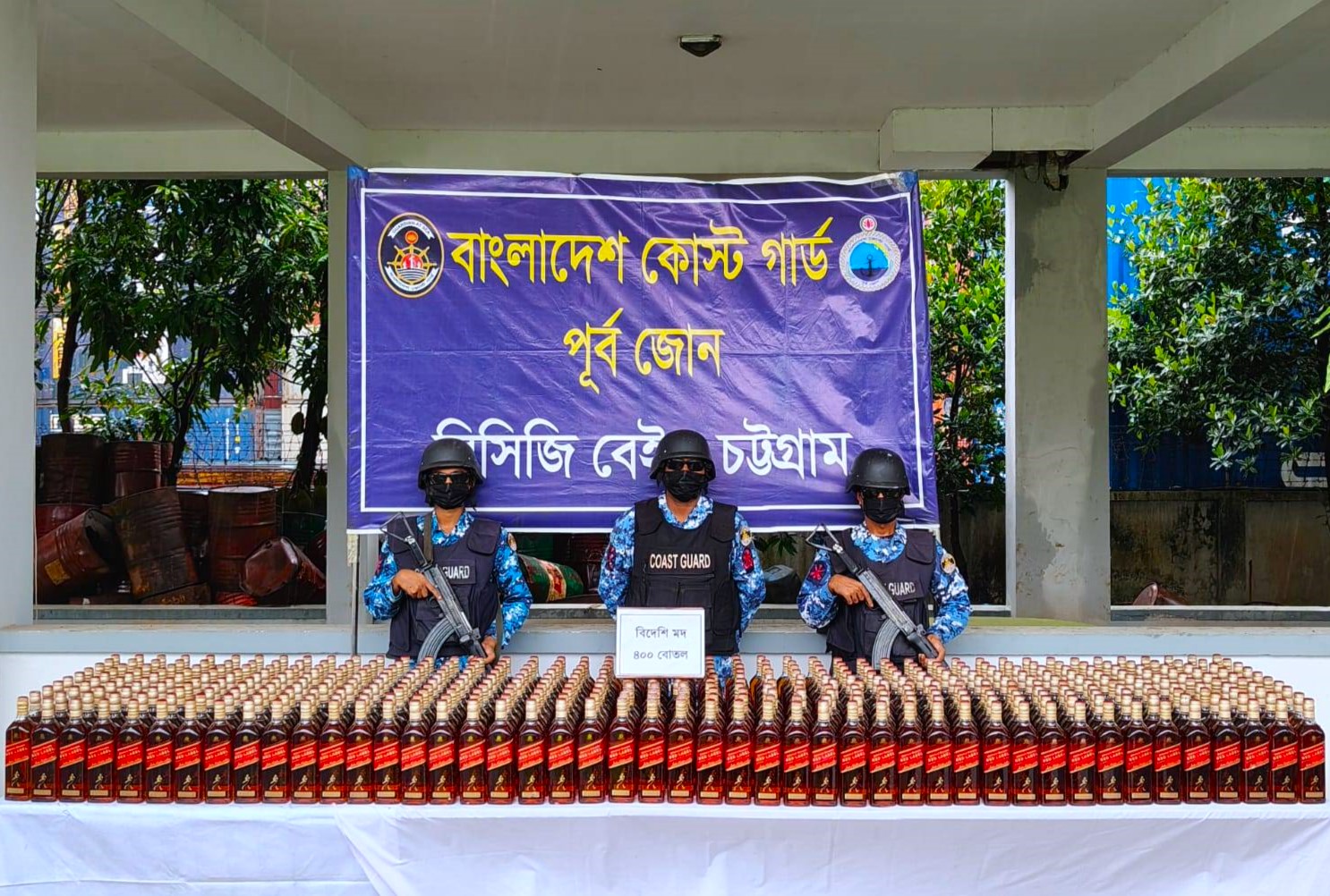 চট্টগ্রামের পতেঙ্গায় ৪০০ বোতল বিদেশি মদ জব্দ।