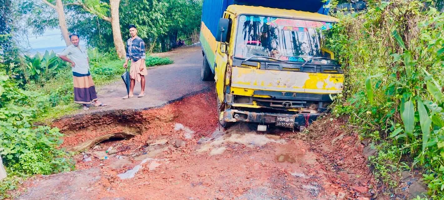 ভোটের পর নেতারা গায়েব! টেকনাফের জুম্মাপাড়ায় সড়ক সংস্কারের অভাবে ক্ষোভে ফুঁসছে এলাকাবাসী