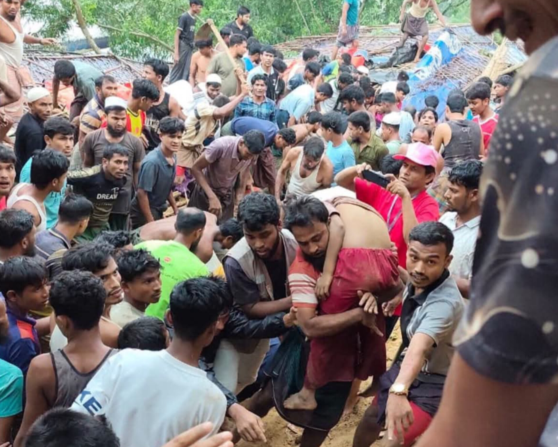 উখিয়ায় রোহিঙ্গা ক্যাম্পে ভয়াবহ পাহাড়ধস: অন্তত ২০ জনের মরদেহ উদ্ধার, শিশুসহ অনেকে নিখোঁজ