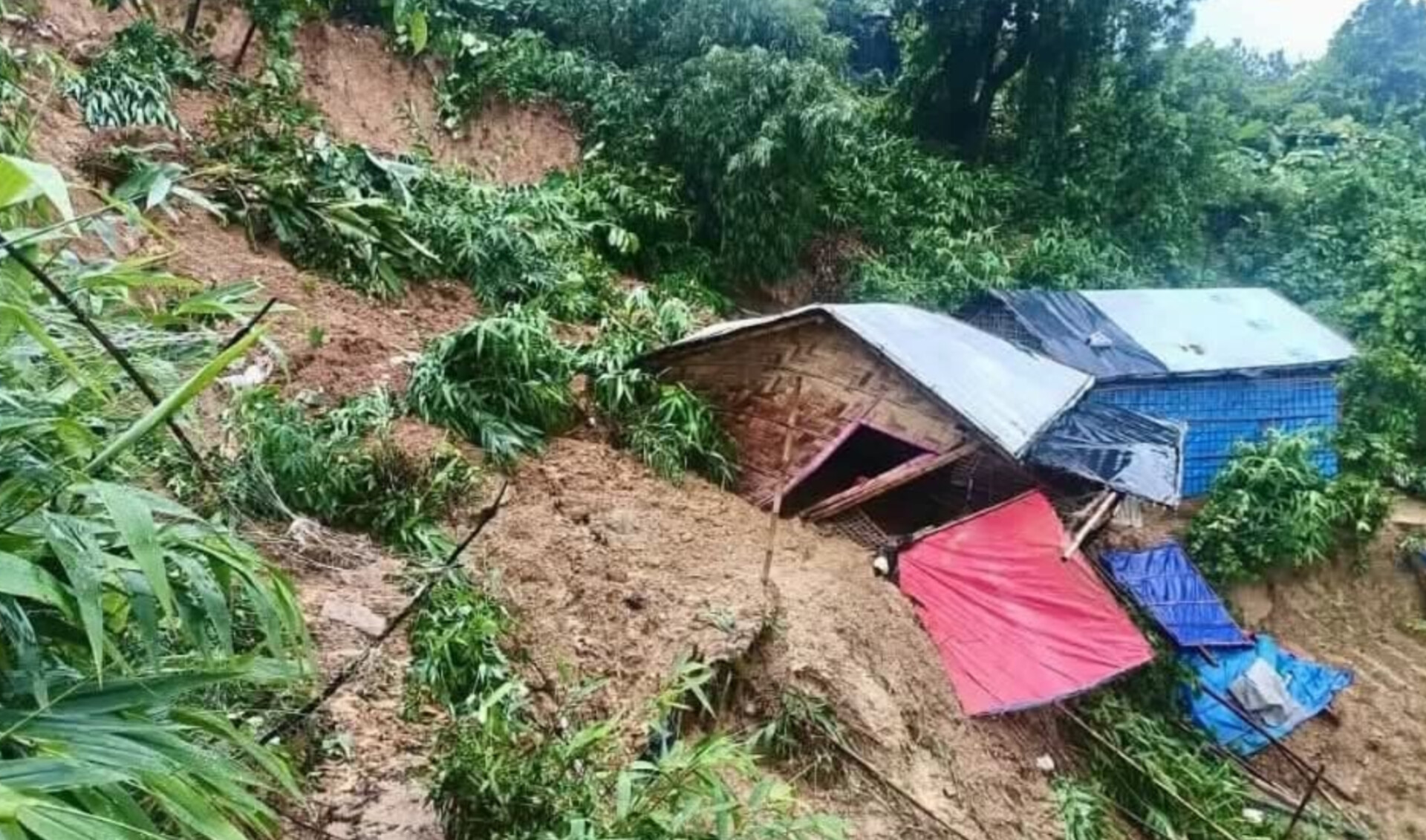 লামায় পাহাড় ধসে শিশুসহ ৫ জন নিহত- ৫০হাজার মানুষ পানি বন্দী