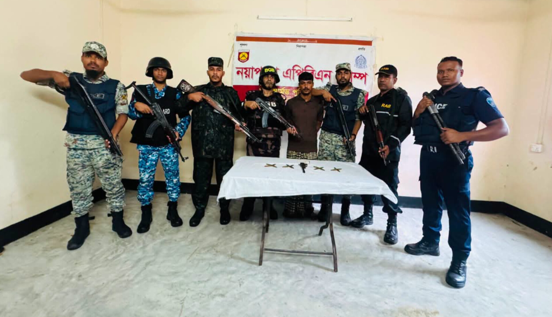 টেকনাফে ডাকাত সাদ্দাম গ্রুপের শীর্ষ সন্ত্রাসী জিয়াউর রহমান গ্রেপ্তার, উদ্ধার অস্ত্র-গুলি
