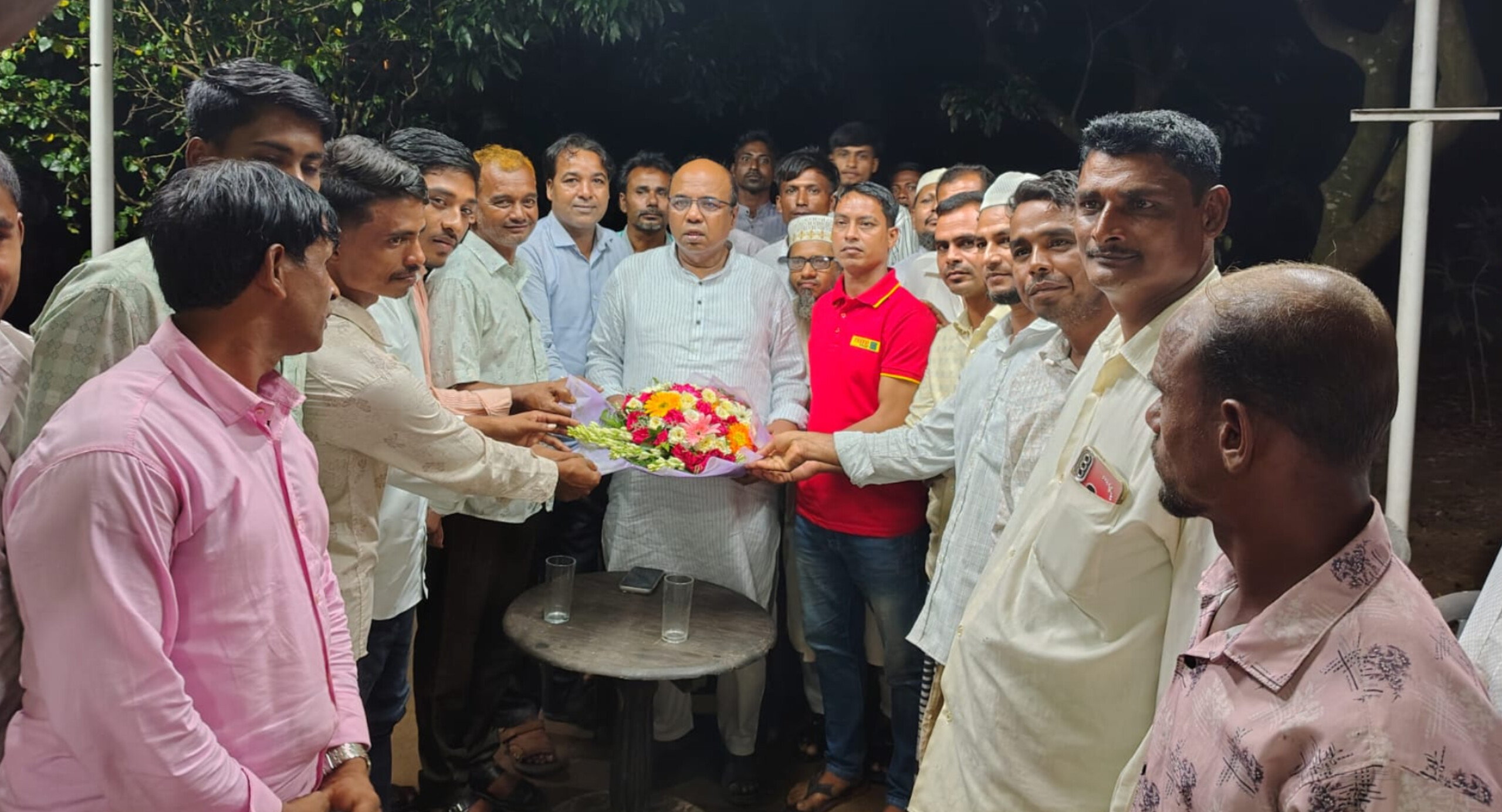 ঈদগাঁও ইসলামপুরে বোট মাঝিদের সঙ্গে এমপি লুৎফুর রহমান কাজলের সৌজন্য সাক্ষাৎ