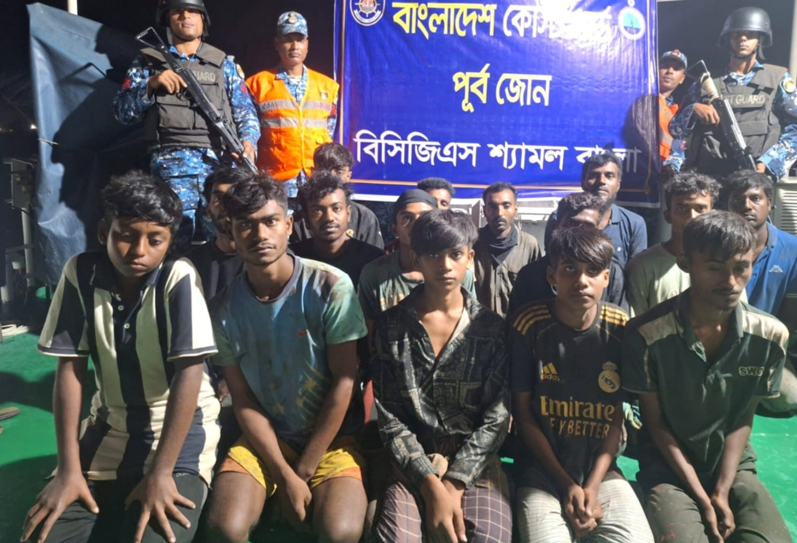 চট্টগ্রাম বহিঃনোঙ্গরে চোরাইকৃত মালামালসহ ১৬ চোরাকারবারি আটক
