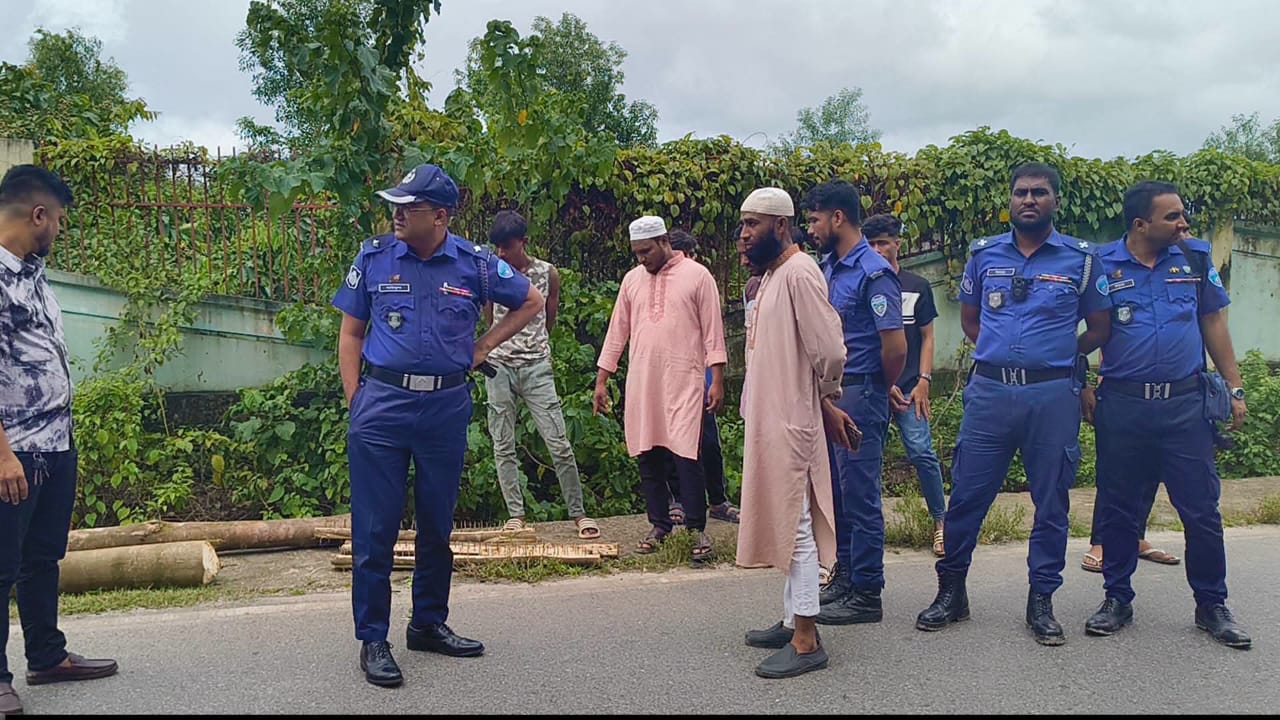টেকনাফের দমদমিয়ায় দিনদুপুরে বাসে হানা দিল ডাকাত দল, যাত্রীদের মালামাল লুট
