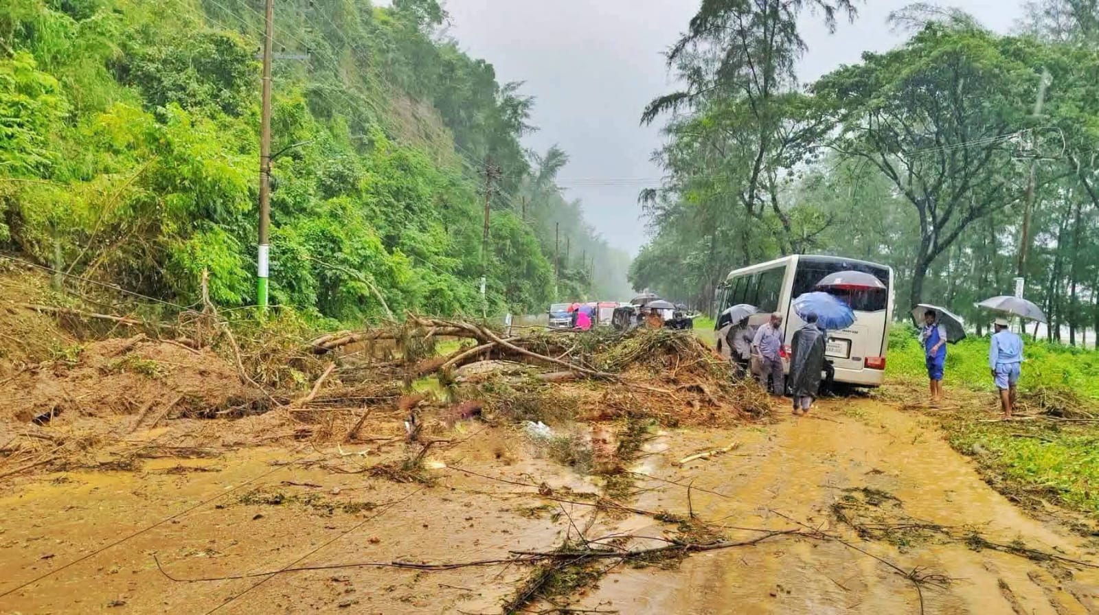 কক্সবাজারে পাহাড় ধস: মেরিন ড্রাইভে যান চলাচল স্বাভাবিক করতে সেনাবাহিনীর উদ্ধার তৎপরতা