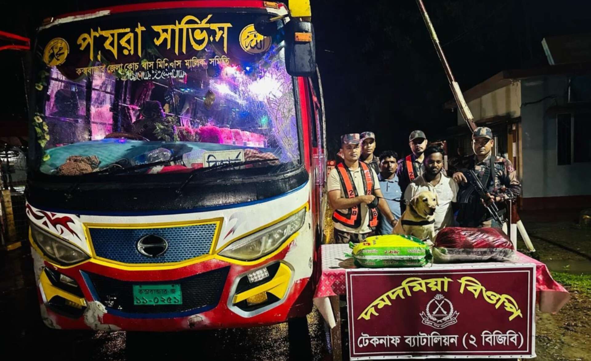 টেকনাফের দমদমিয়া চেকপোস্টে বিজিবির অভিযানে দেশীয় চোলাই মদ ও বাসসহ দুই অভিযুক্ত আটক