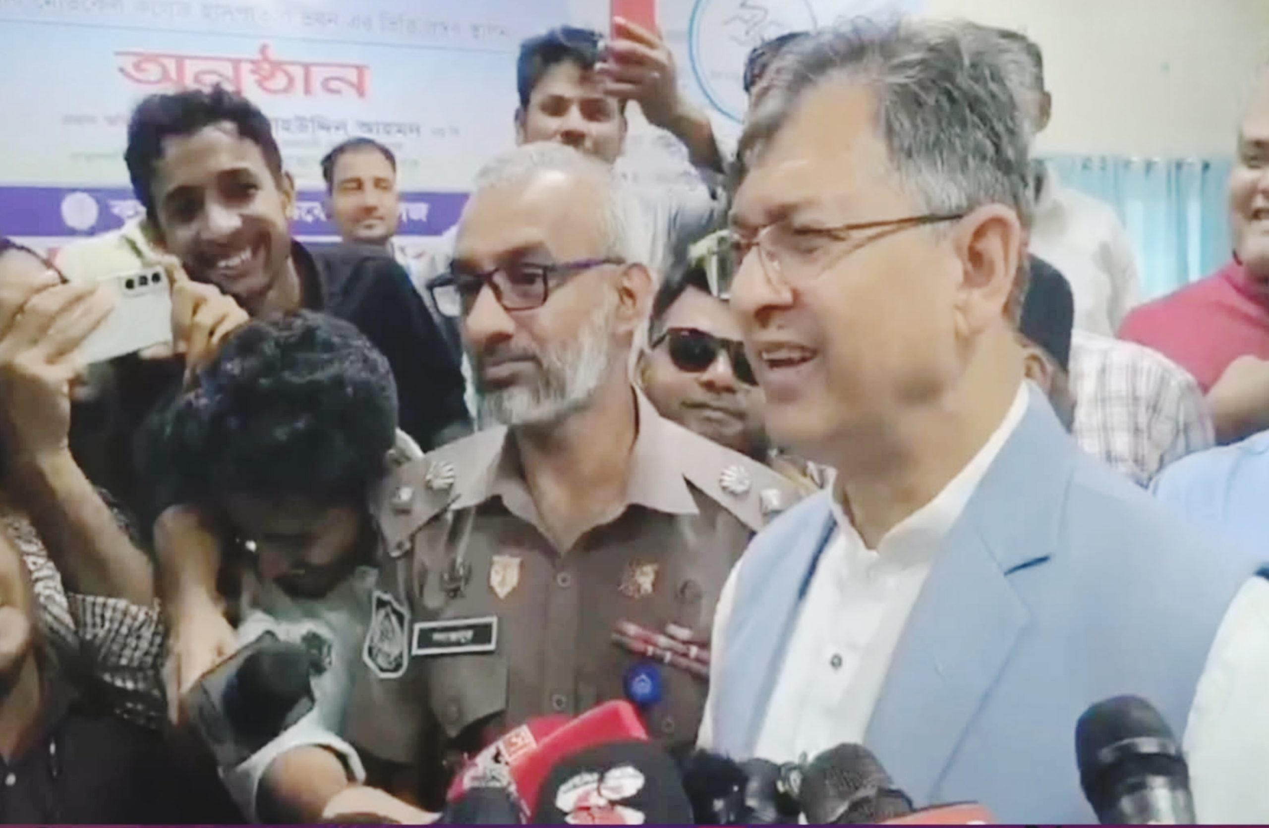 কিসের হাসিনা? মাঝেমধ্যে শুধু আওয়াজ শোনা যায়: সালাহউদ্দিন আহমদ