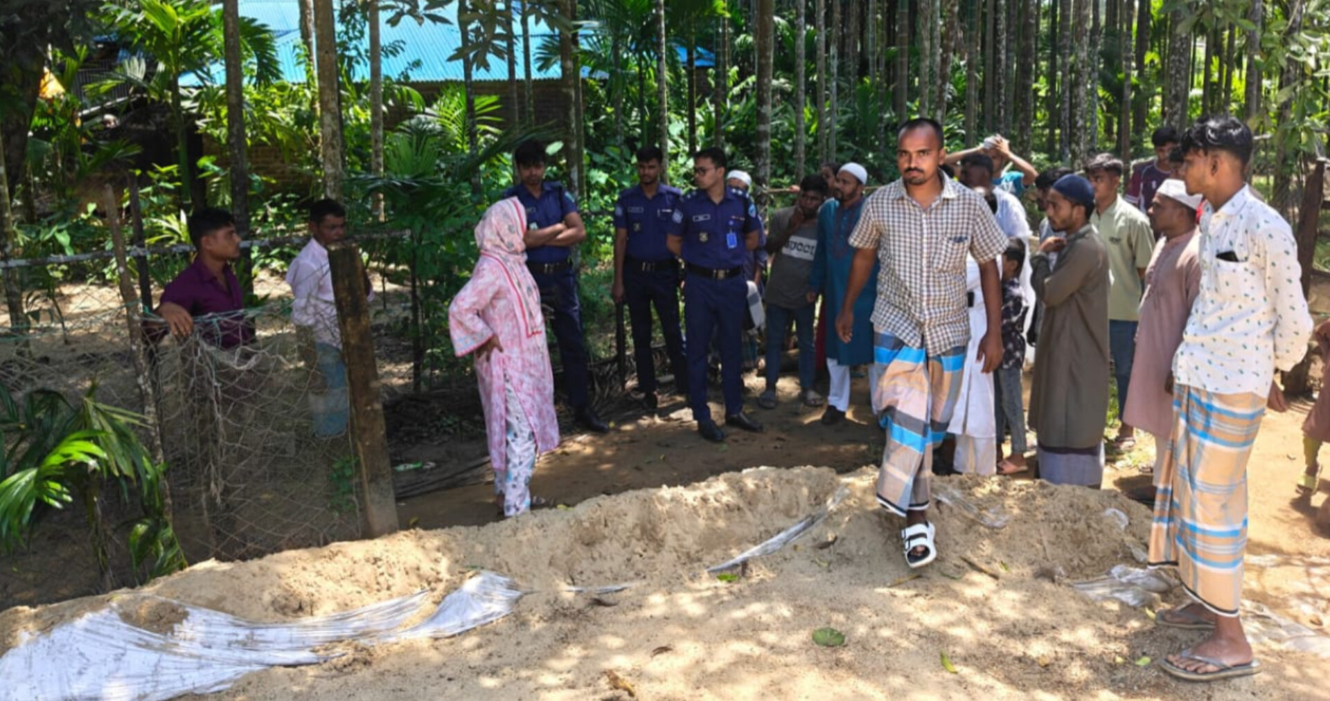 দৈনিক খবর কক্সবাজার-এ প্রতিবেদনের পর নড়েচড়ে বসল প্রশাসন: জালিয়া পালংয়ে হোছাইন-শামসুর ড্রেজারে হানা, ৬ হাজার সিএফটি বালু জব্দ