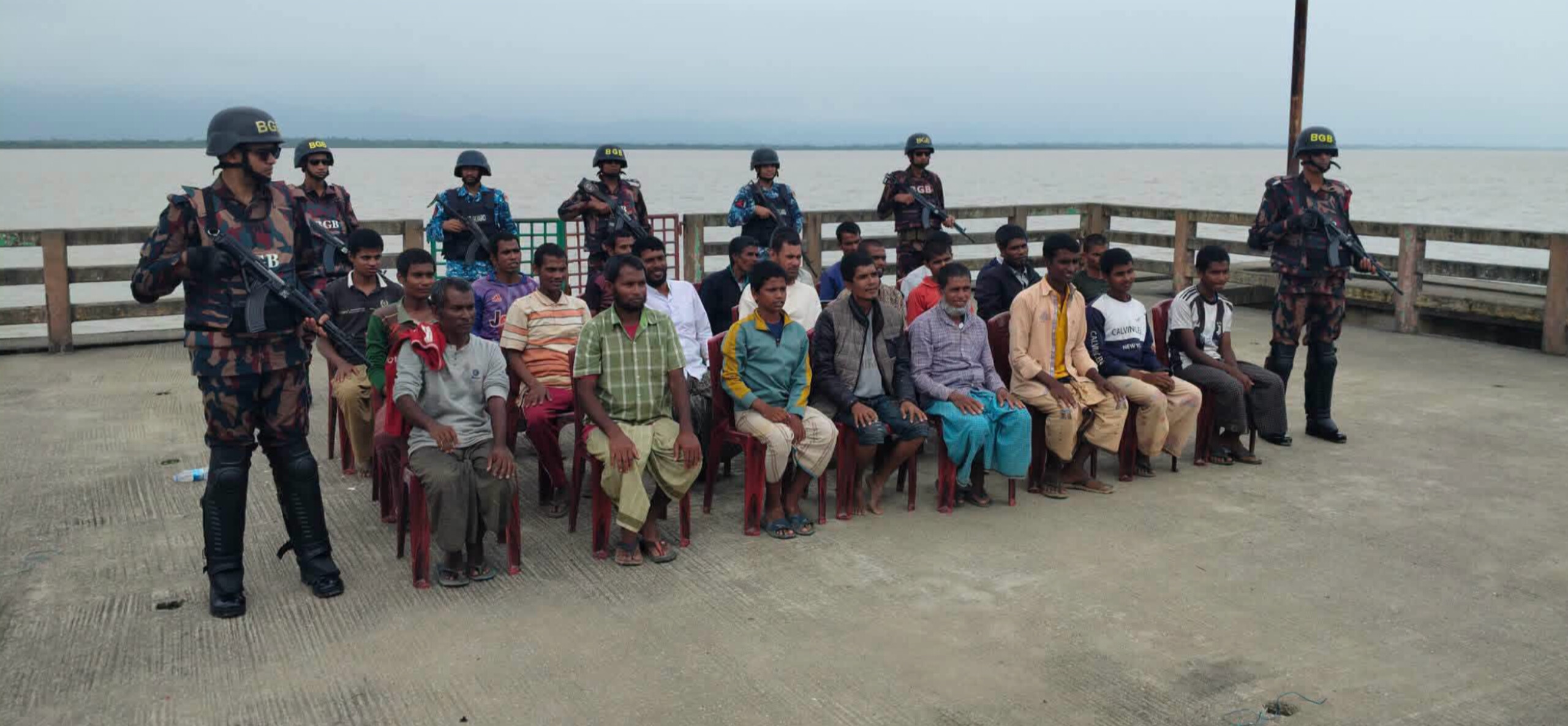 আরকান আর্মির কবল থেকে ২৪ বাংলাদেশি জেলেকে উদ্ধার করে ফিরিয়ে আনল বিজিবি