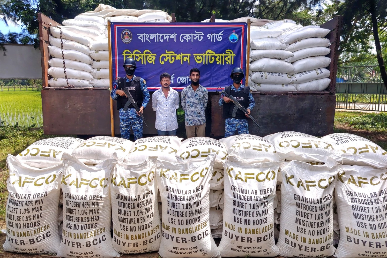 মিয়ানমারে পাচারের সময় ৩০ হাজার কেজি ইউরিয়া সারসহ ২ পাচারকারী আটক