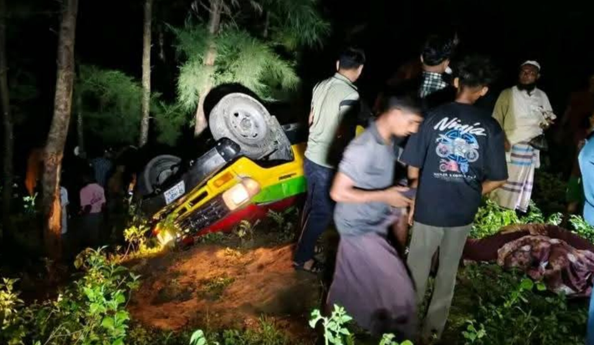 টেকনাফে মেরিন ড্রাইভ সড়কে ট্যুরিস্ট জিপ উল্টে ভয়াবহ দুর্ঘটনা