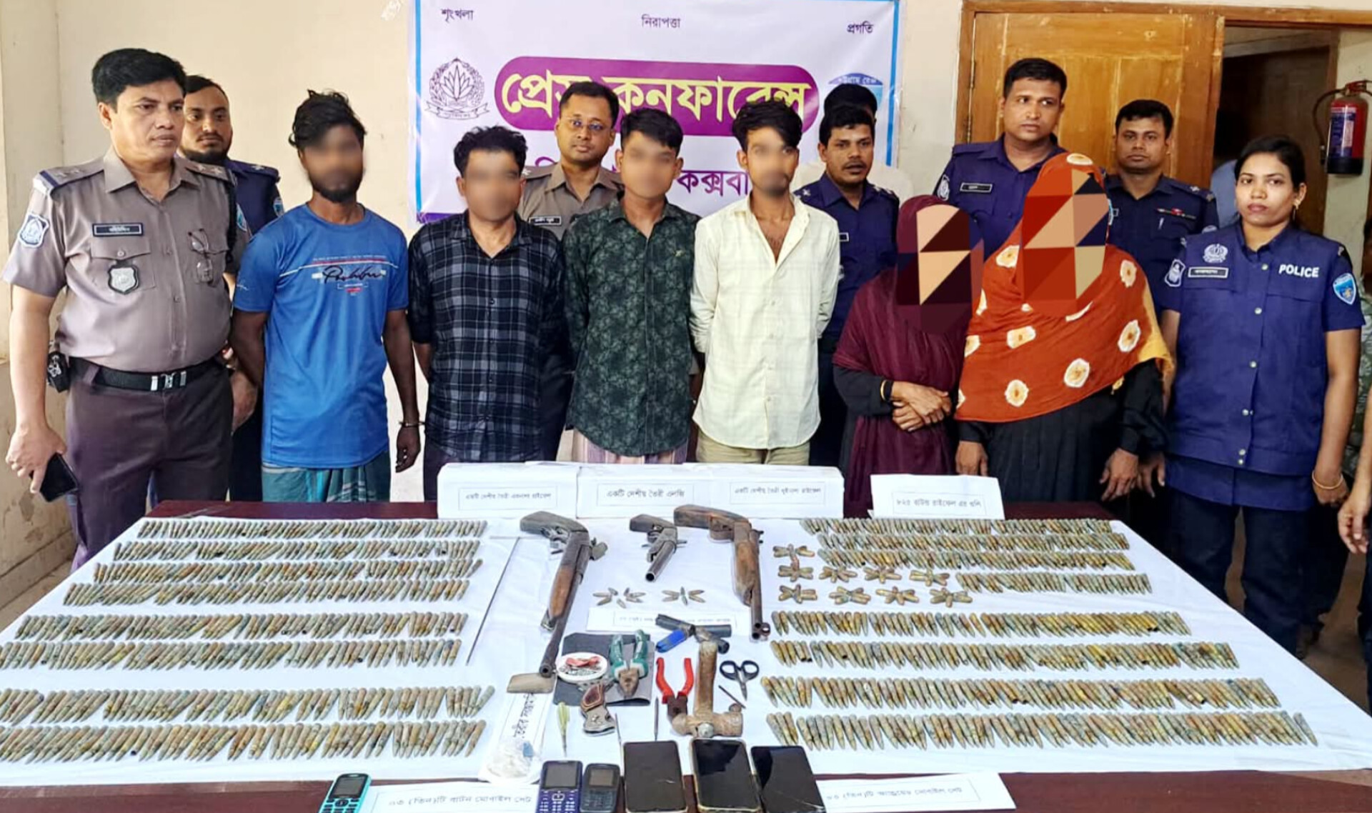 চকরিয়ায় অস্ত্র ও ৮২৫ রাউন্ড গুলিসহ আন্তঃজেলা ডাকাত দলের ৬ সদস্য গ্রেফতার