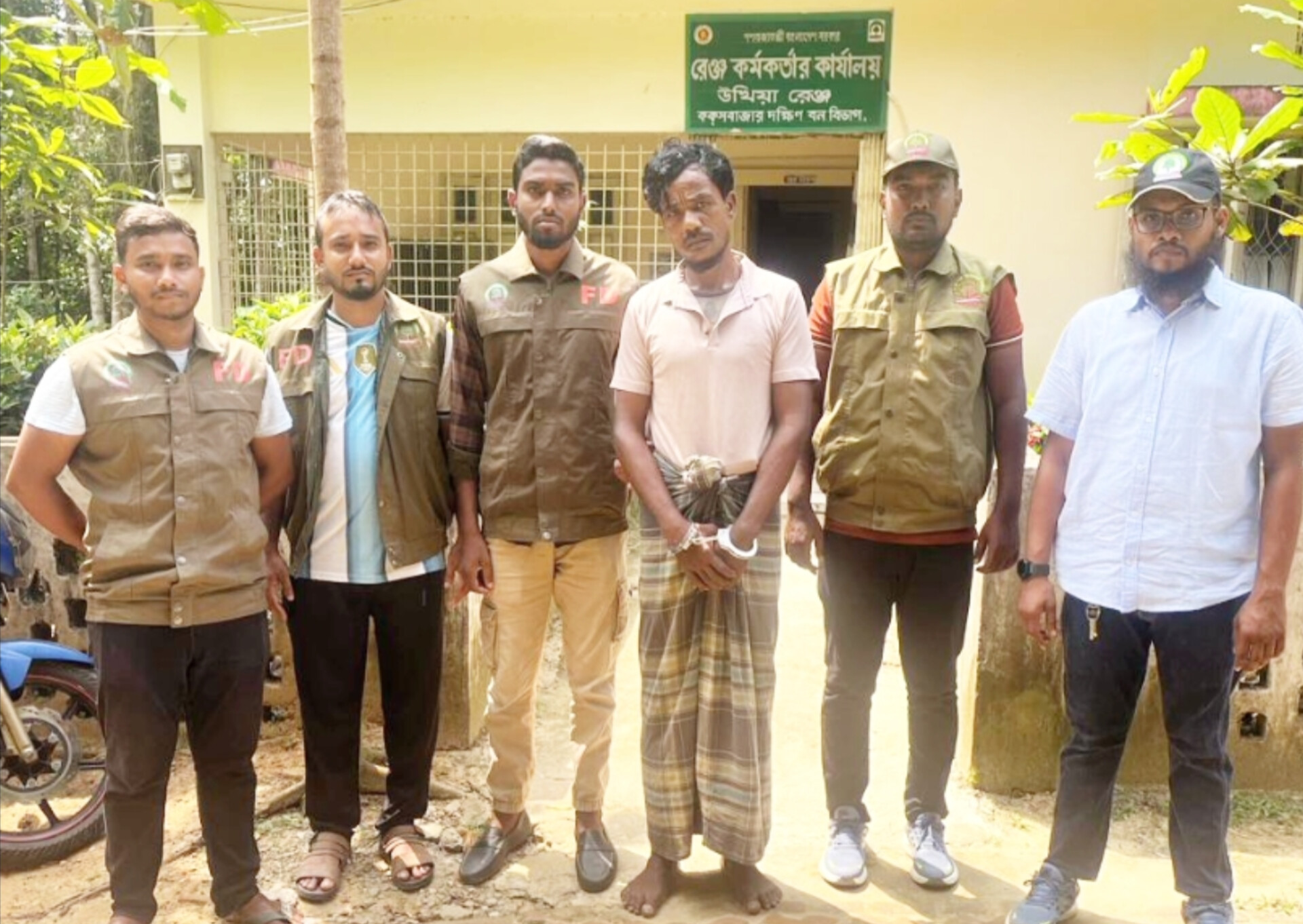 উখিয়ায় গভীর রাতে অবৈধ গাছ কাটার সময় বনবিভাগের অভিযানে একজন আটক